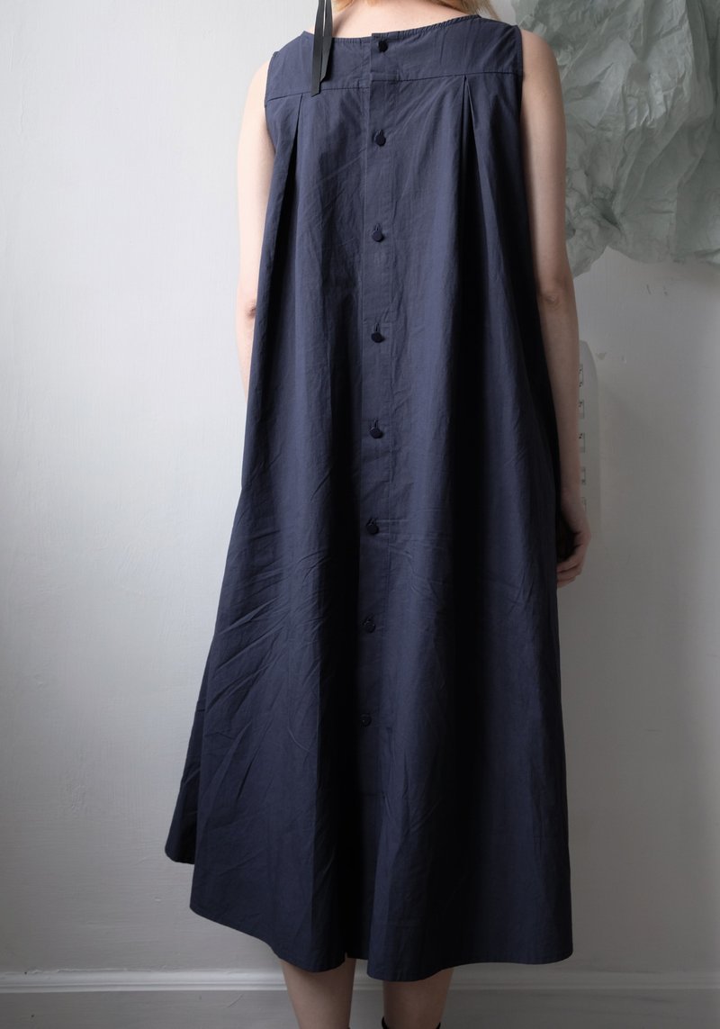 sleeveless cotton dress navy 后开襟无袖连身裙藏青蓝 - 洋装/连衣裙 - 棉．麻 蓝色