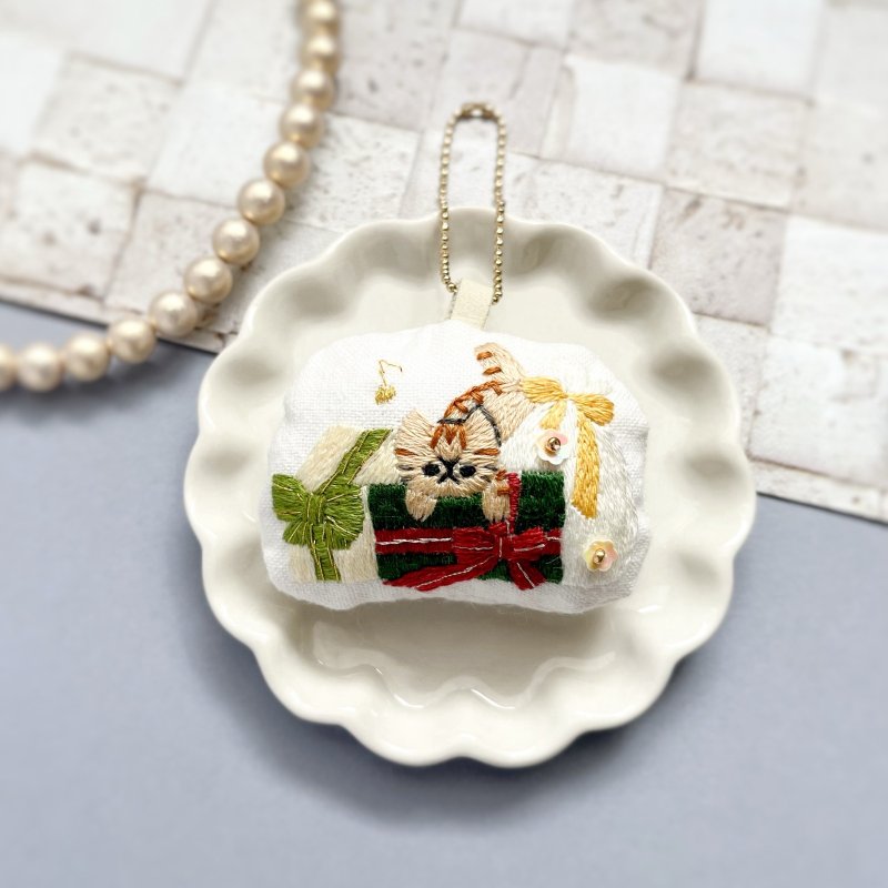 圣诞礼物和猫钥匙扣装饰品 - 胸针 - 绣线 多色