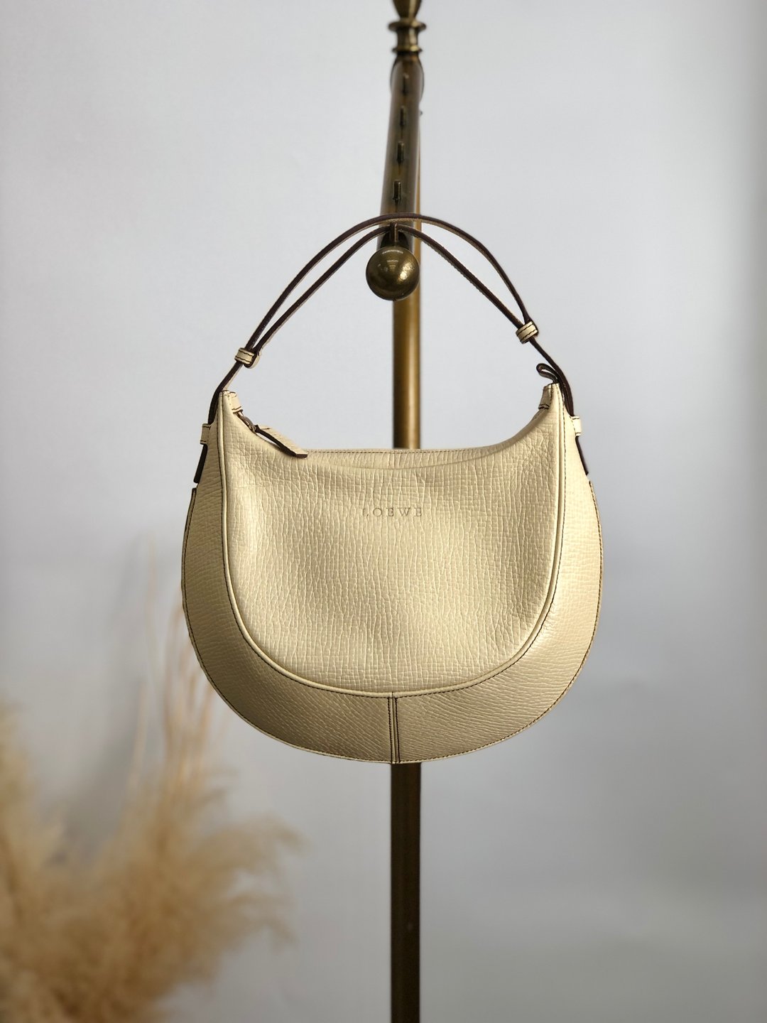 【日本直运，名牌二手包装】LOEWE单肩包象牙色logo压花皮革圆形hobo包复古6858a6 - 侧背包/斜挎包 - 真皮 白色
