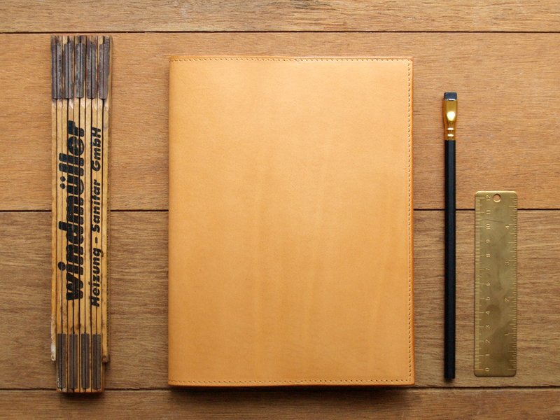 【大人の文具】手工真皮记事本/书套/A5(定制化刻印/附礼盒) - 书衣/书套 - 真皮 卡其色