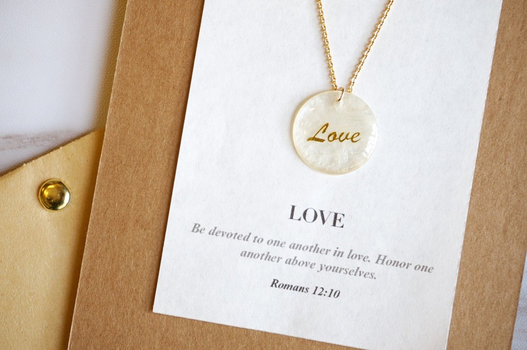 爱 Love | 文字项链 | 天然淡水贝 简约设计 | 心思礼物 寄语 - 项链 - 其他金属 
