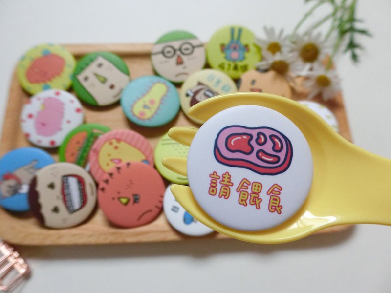 请喂食/马口铁徽章胸章 - 徽章/别针 - 塑料 白色