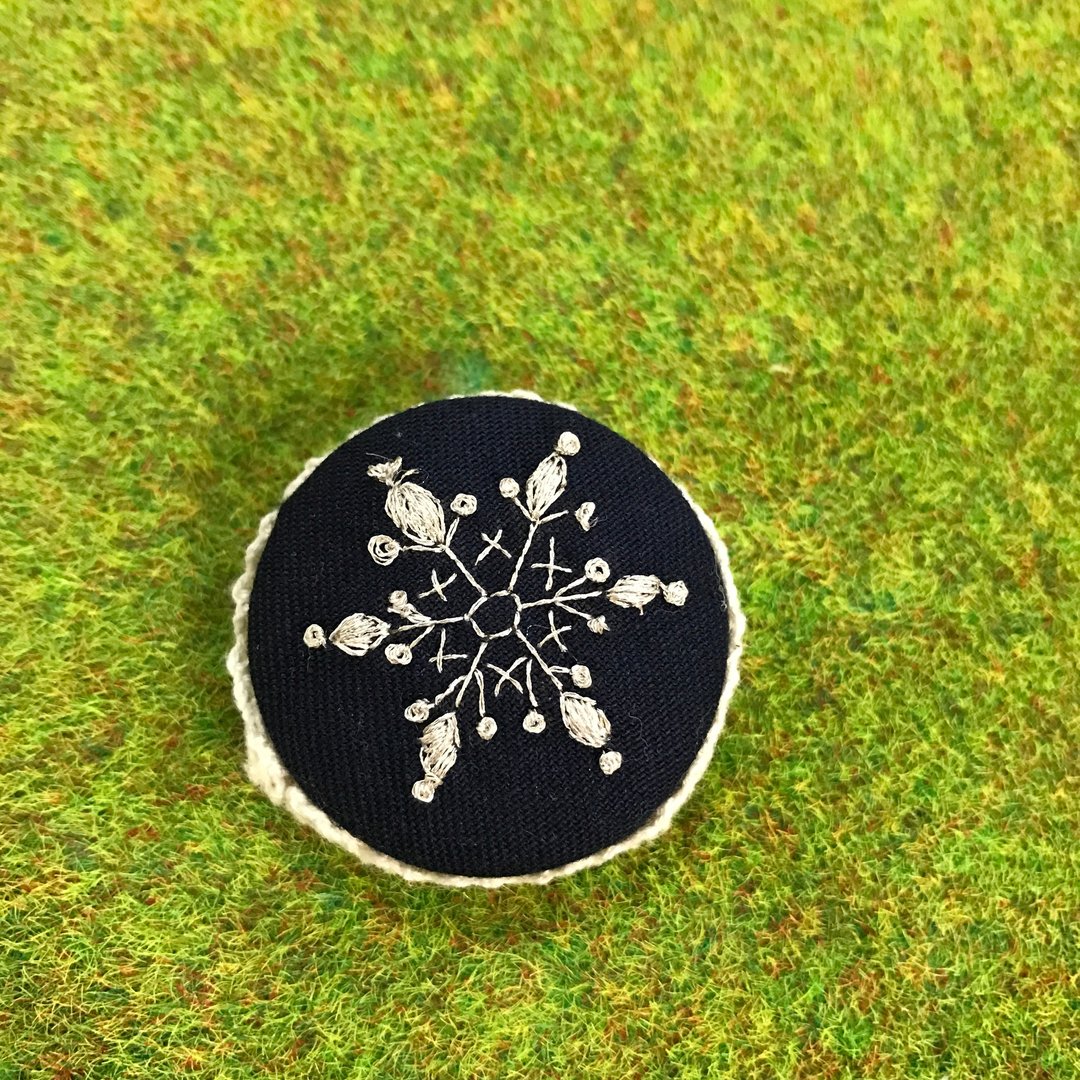 针线时光系列-银色雪花别针(蓝底大) - 胸针 - 棉 多色