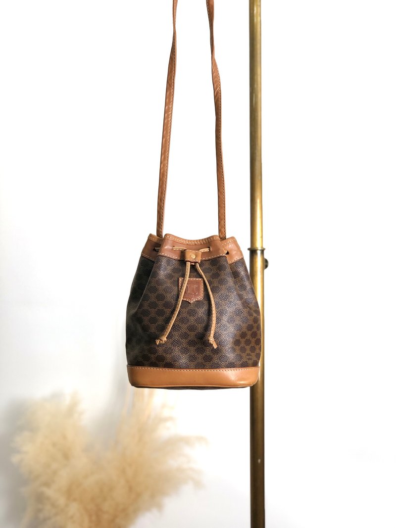 【 日本直送 名牌中古包 】CELINE  સેલિન મકાડમ શોલ્ડર બેગ 棕色 压印龙纹 PVC/皮革 束口袋 迷你包 wt5bvk - 侧背包/斜挎包 - 防水材质 咖啡色