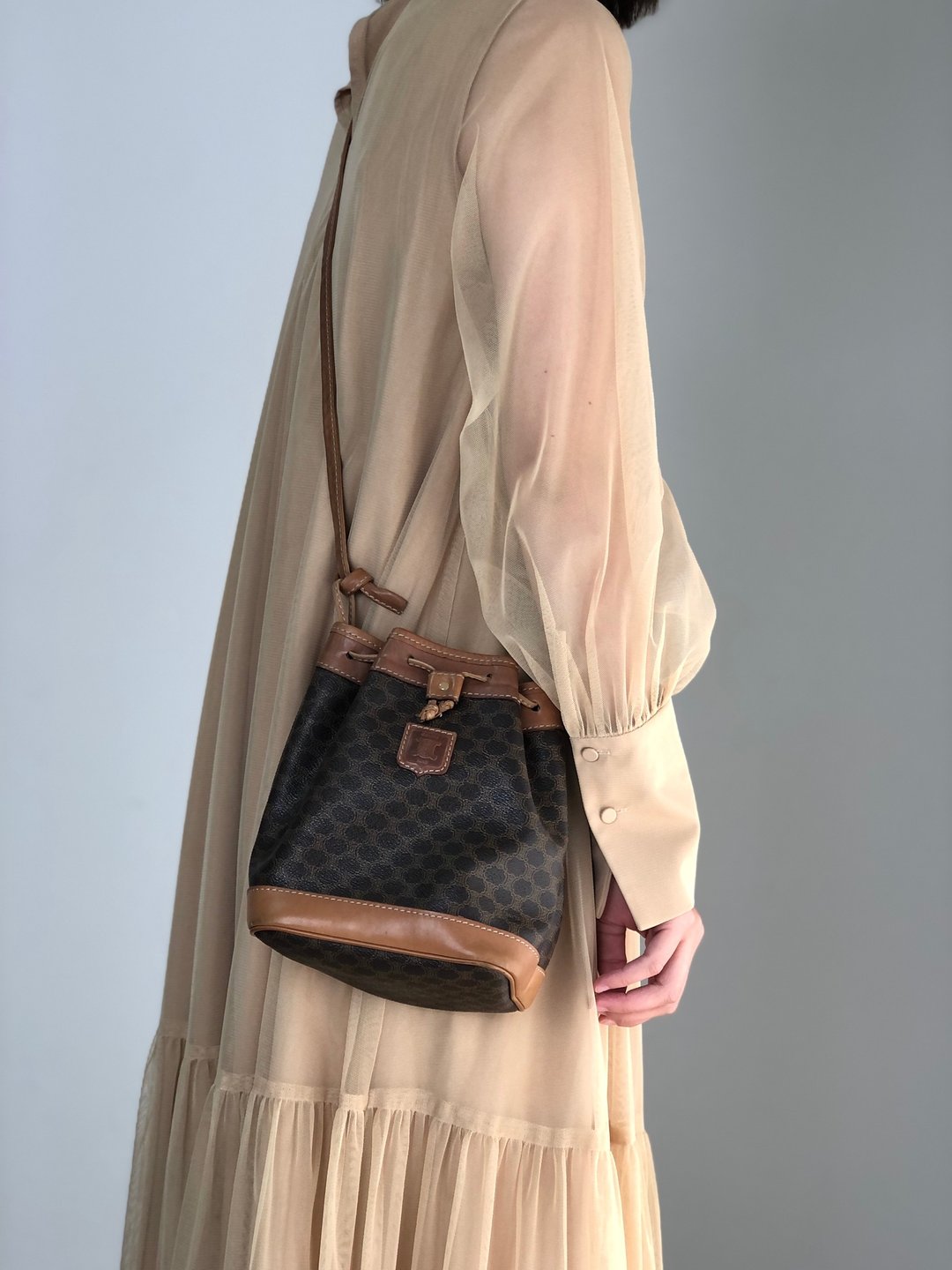 【VintageShop solo 日本直送中古包专卖店】CELINE 经典马车 LOGO 压纹 PVC/皮革 束口迷你肩背包 咖啡色 - 侧背包/斜挎包 - 防水材质 咖啡色