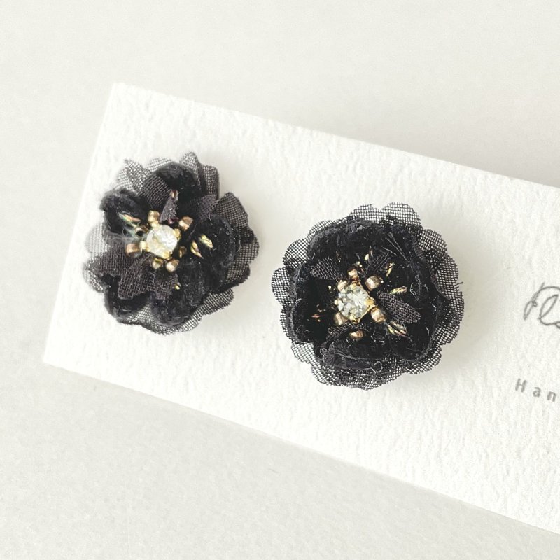 小巧胸花风格的布花耳针 黑牡丹 简约 时尚 可爱 不锈钢 过敏对应 耳针 耳夹 - 耳环/耳夹 - 聚酯纤维 黑色