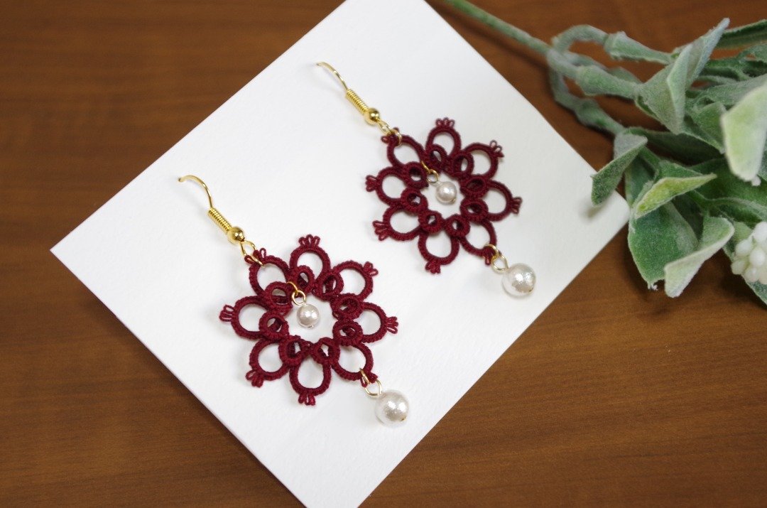 Tatting Flower and Cotton Pearl Earrings Bordeaux - 耳环/耳夹 - 棉 红色