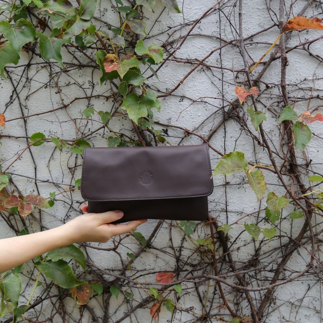 CASUAL GO Crossbody 斜挎包・真皮质感日常通勤・核桃啡 - 侧背包/斜挎包 - 真皮 咖啡色