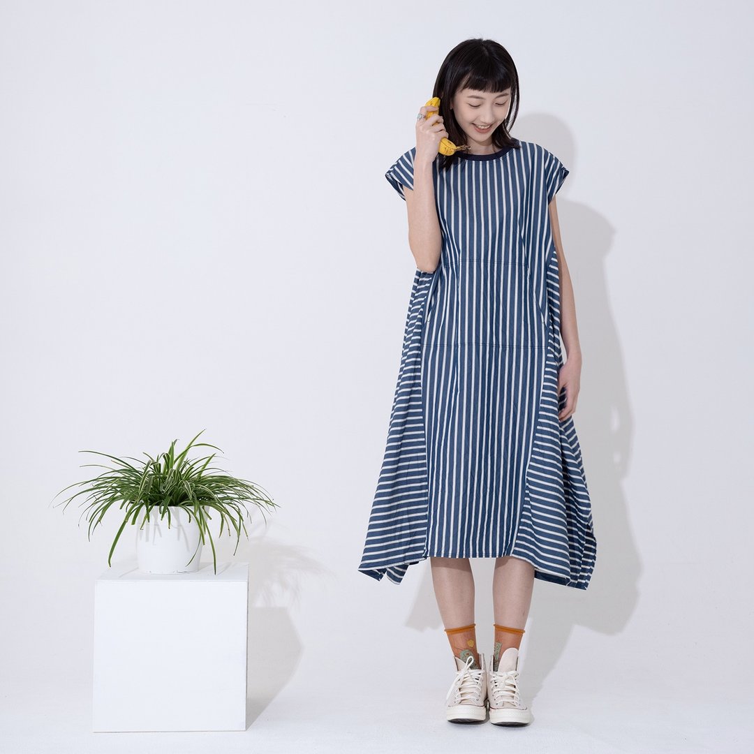 有条有理后排扣盖袖洋装 - 洋装/连衣裙 - 棉 蓝色