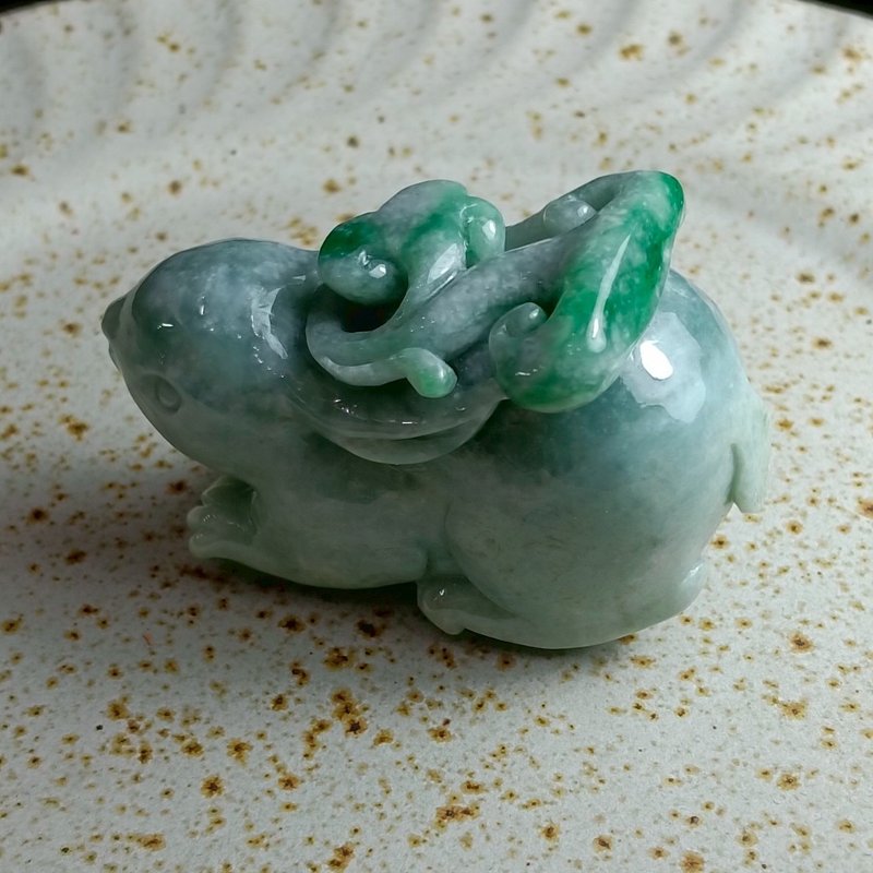J0131天然翡翠A货 . 细糯层次绿飘花灵芝捣药兔.健康顺利.摆件. - 摆饰 - 玉石 