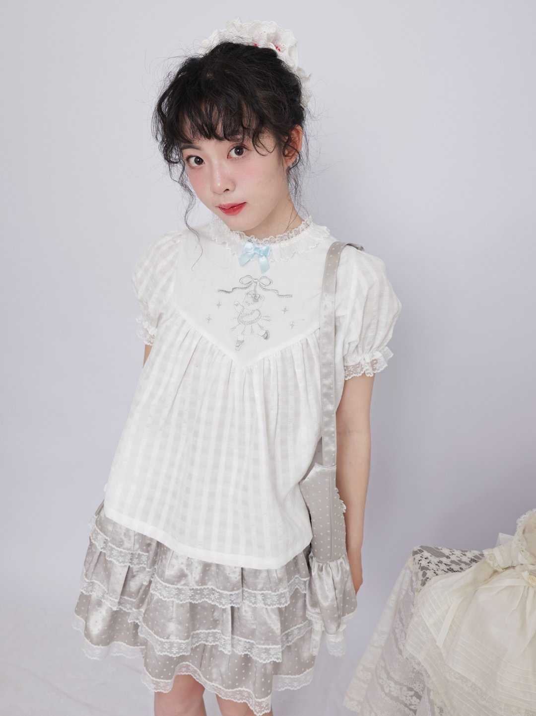 doll 感芭蕾小熊襯衫 / 格紋提花蕾絲領寬鬆泡泡袖上衣 - 女装衬衫 - 其他材质 白色