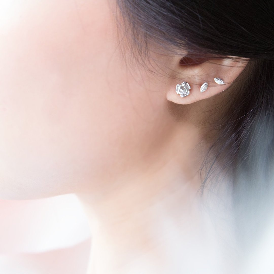Blooming Rose Stud Earrings (Silver) - 耳环/耳夹 - 其他金属 银色