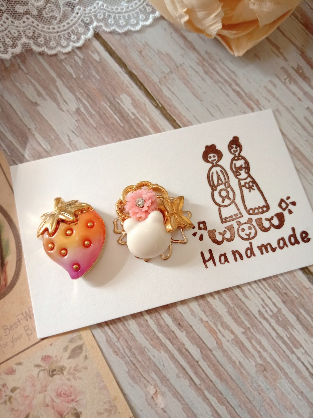 wow Handmade-渐层草莓钮扣耳环/耳针/耳夹 - 耳环/耳夹 - 其他材质 