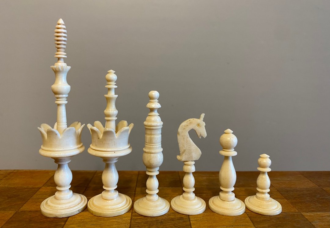最稀有的古董国际象棋棋具之一，名为“Selenus” - 桌游/玩具 - 其他材质 红色