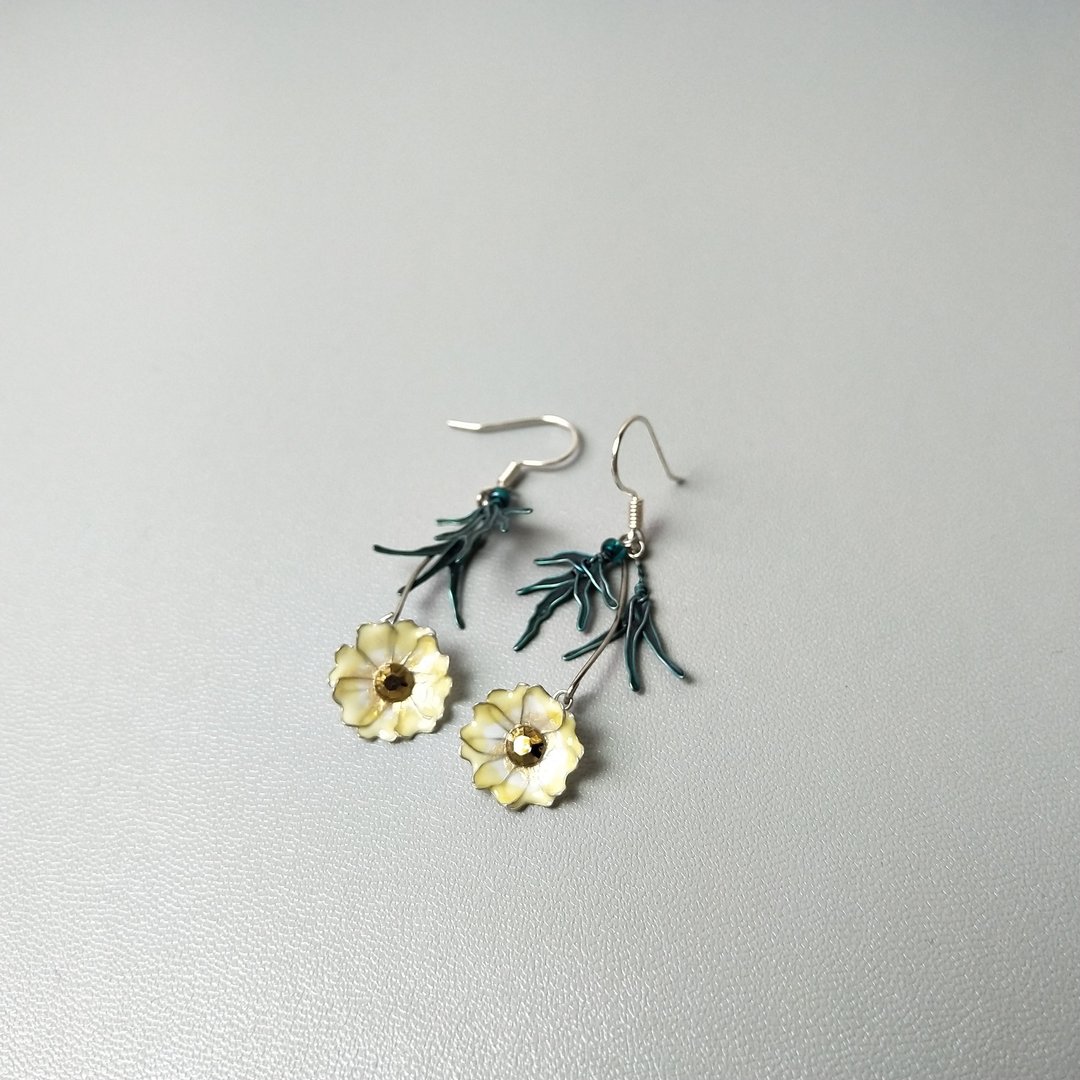 【纯手工】黄白的。波斯菊。树酯工艺。925纯银搭配。手作耳环 - 耳环/耳夹 - 树脂 黄色