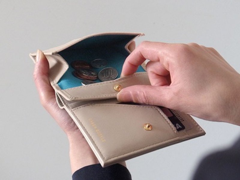 日本制皮革 零钱好拿取对折短夹 - Short Wallet - BEIGE - CAREN QUOYLE - - 皮夹/钱包 - 真皮 卡其色