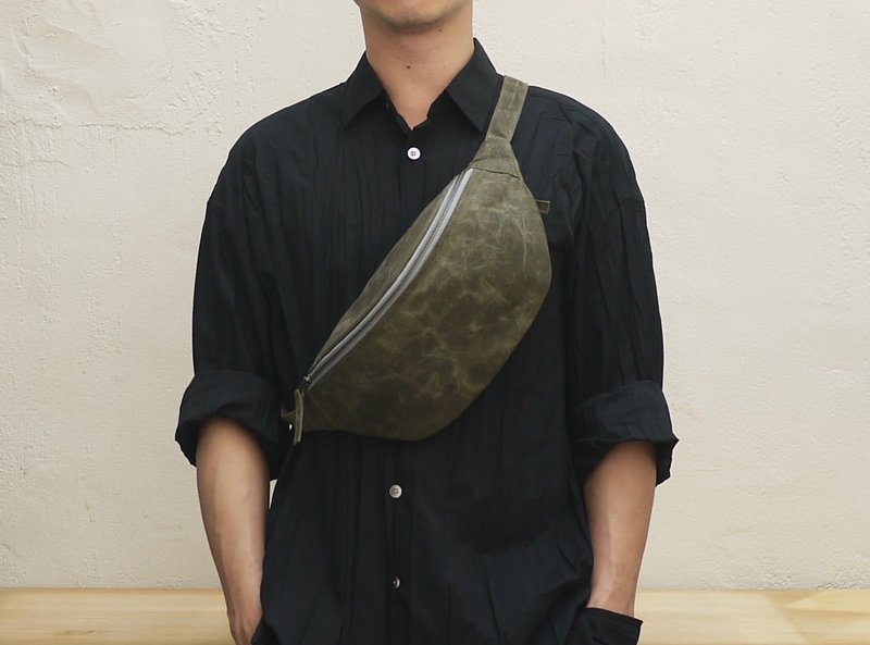 Melba waist bag 油蜡布随身腰包 - 侧背包/斜挎包 - 棉．麻 
