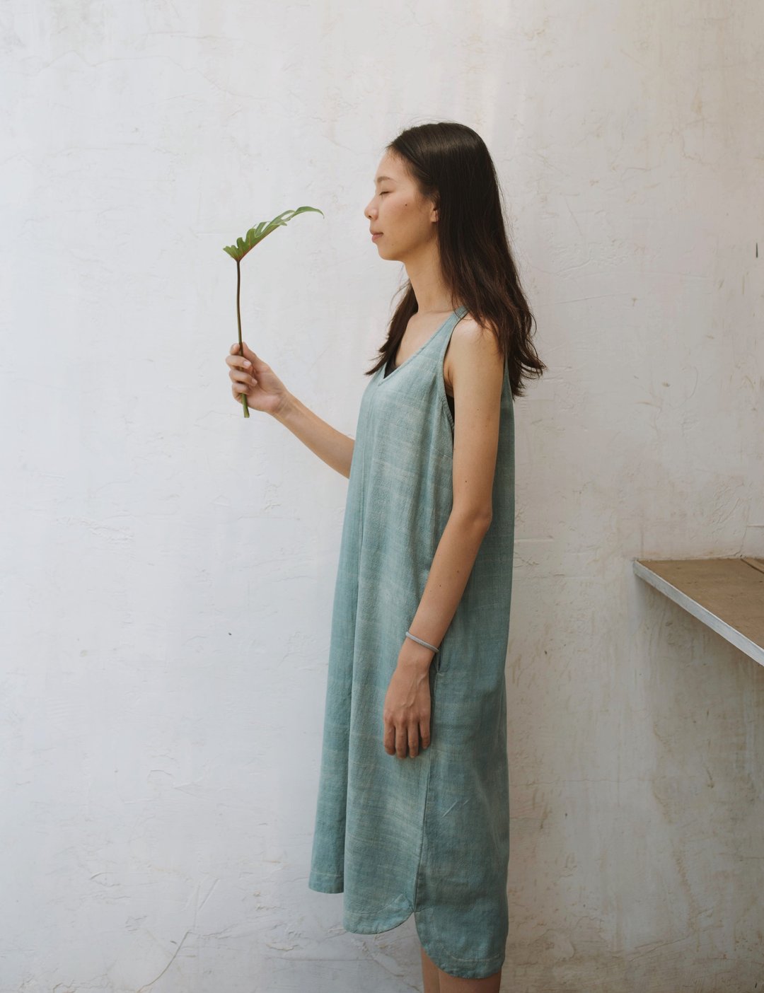 Another v collar dress | Handwoven indigo dyed cotton | - 洋装/连衣裙 - 纸 蓝色