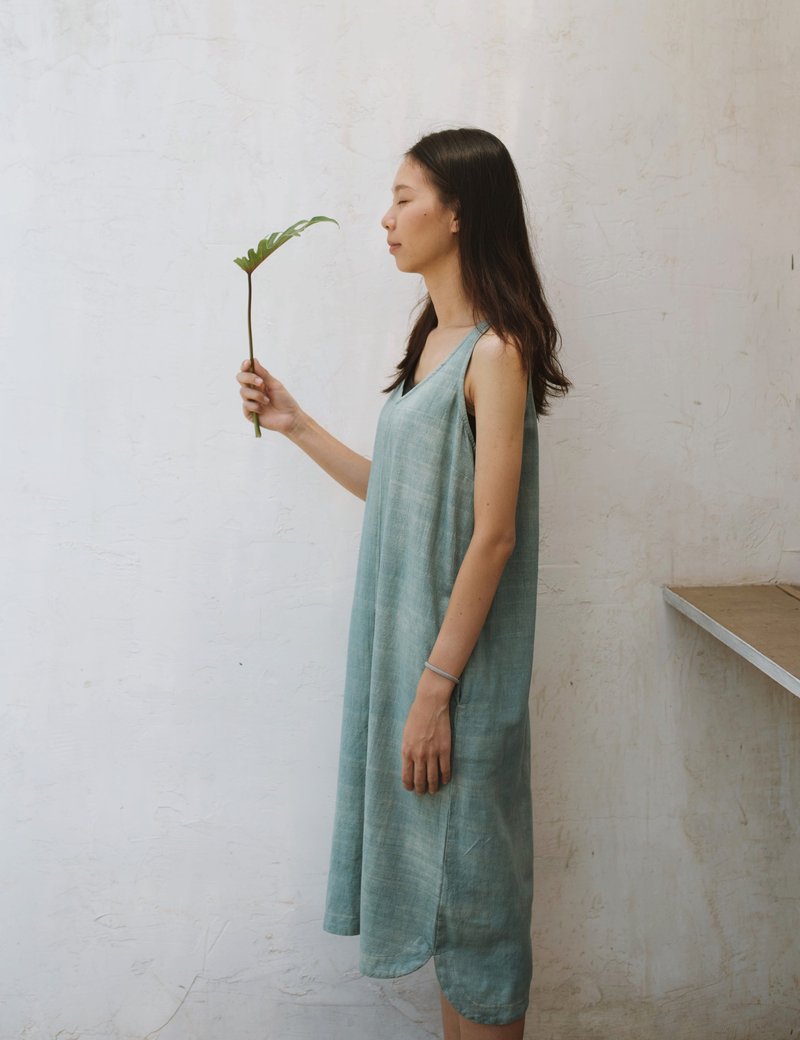 Another v collar dress | Handwoven indigo dyed cotton | - 洋装/连衣裙 - 纸 蓝色