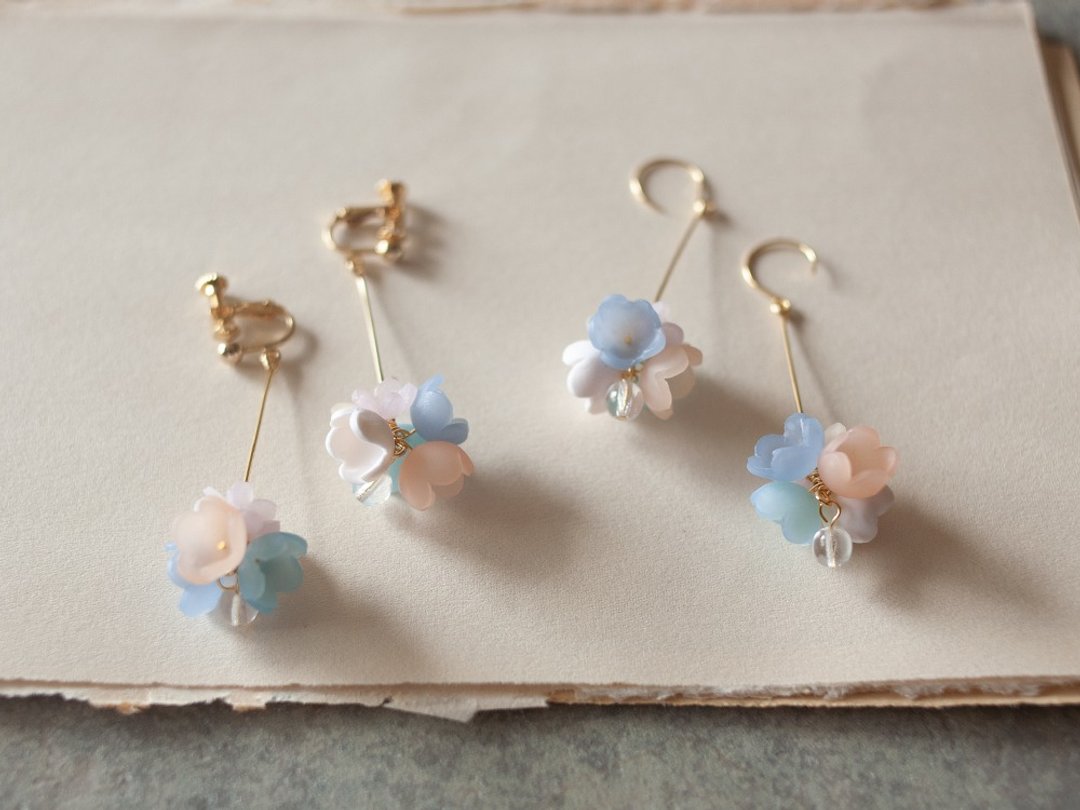 Flower ball earrings / earrings / pale tone - 耳环/耳夹 - 粘土 多色