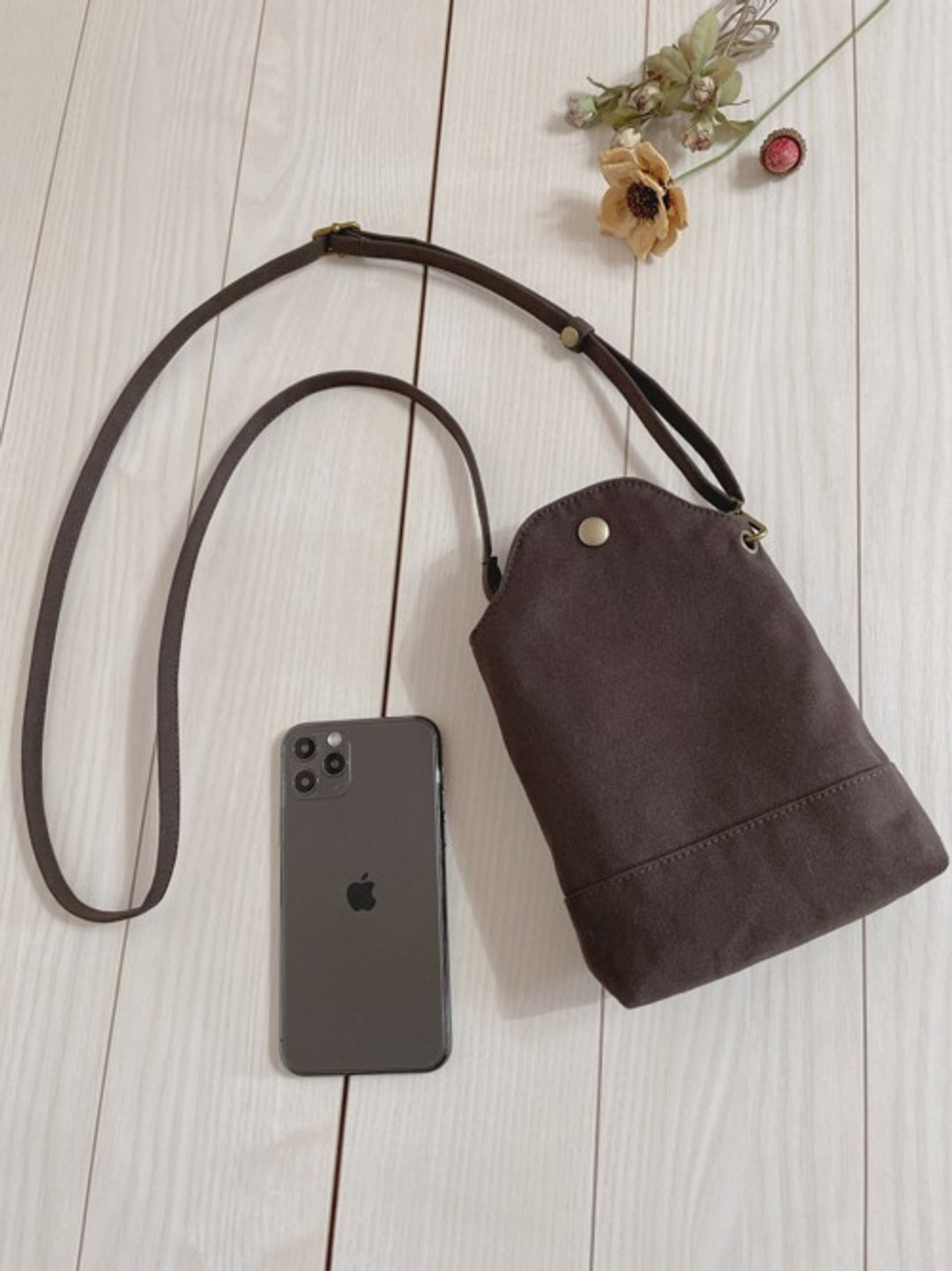 Kurashiki Canvas Smartphone Pochette Mini Sacoche Smartphone Shoulder Smartphone Pouch Autumn Chocolate Brown - 侧背包/斜挎包 - 棉．麻 