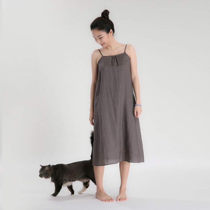 不服 基本款細肩帶吊帶裙打底連衣裙 苎麻洋装 啡色 D170204 - 洋装/连衣裙 - 棉．麻 咖啡色