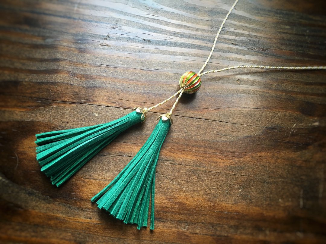 Lariette with vintage brass beads and French goat leather tassel - 项链 - 真皮 绿色