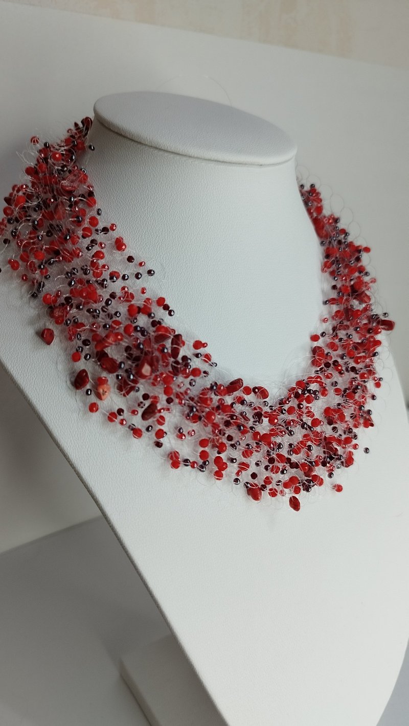 以天然珊瑚和水晶珠子制成的女性项链。一款华丽的颈链。 - 项链 - 半宝石 红色