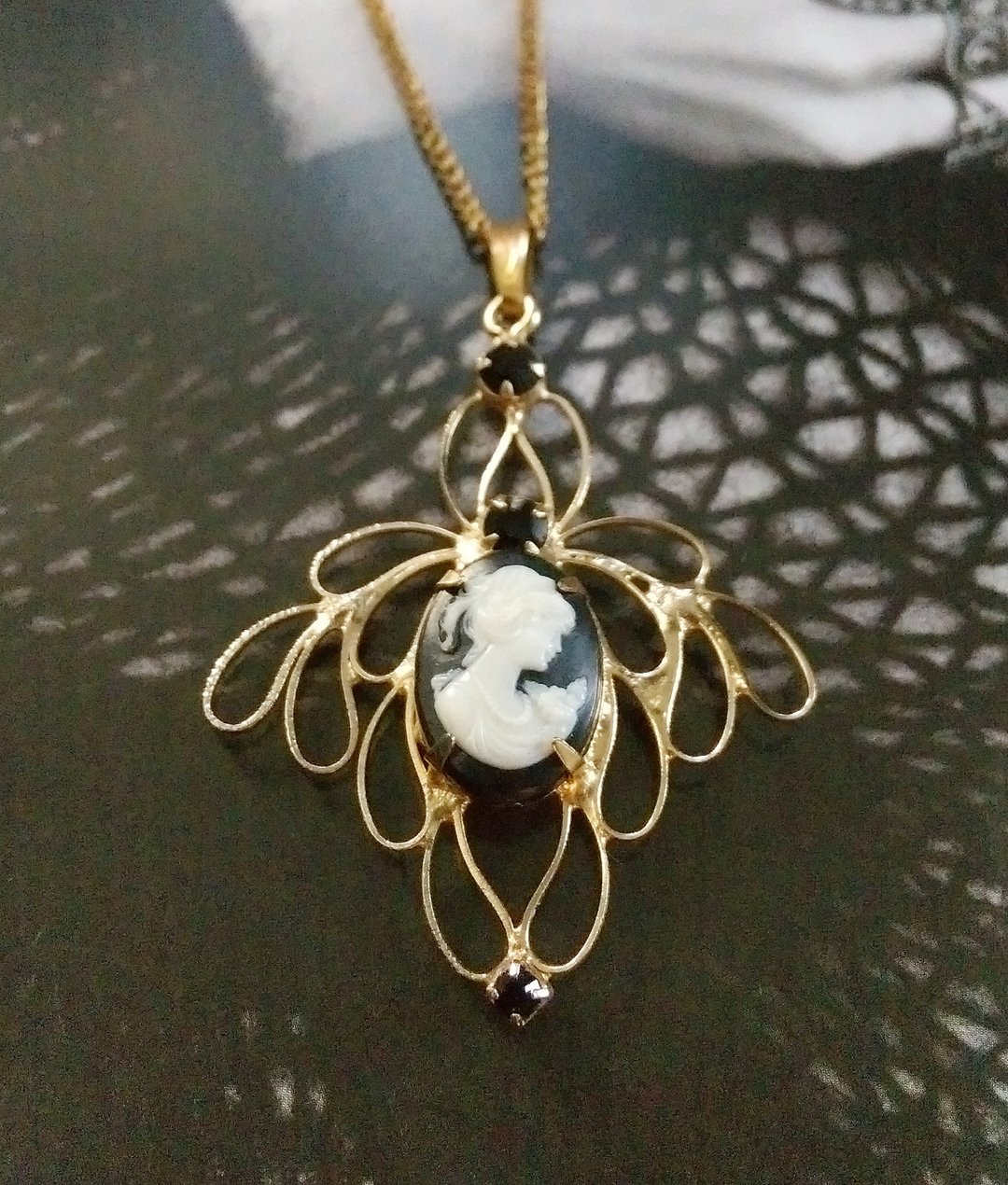 【西洋古董饰品】Cameo 篓空框 气质仕女 项链 - 项链 - 其他金属 金色
