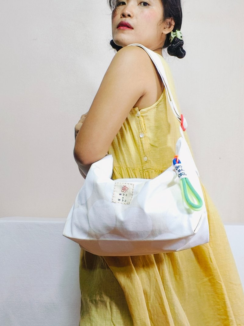 白色圆点印花日本棉质双面单肩包可调节肩带 - 侧背包/斜挎包 - 棉．麻 白色