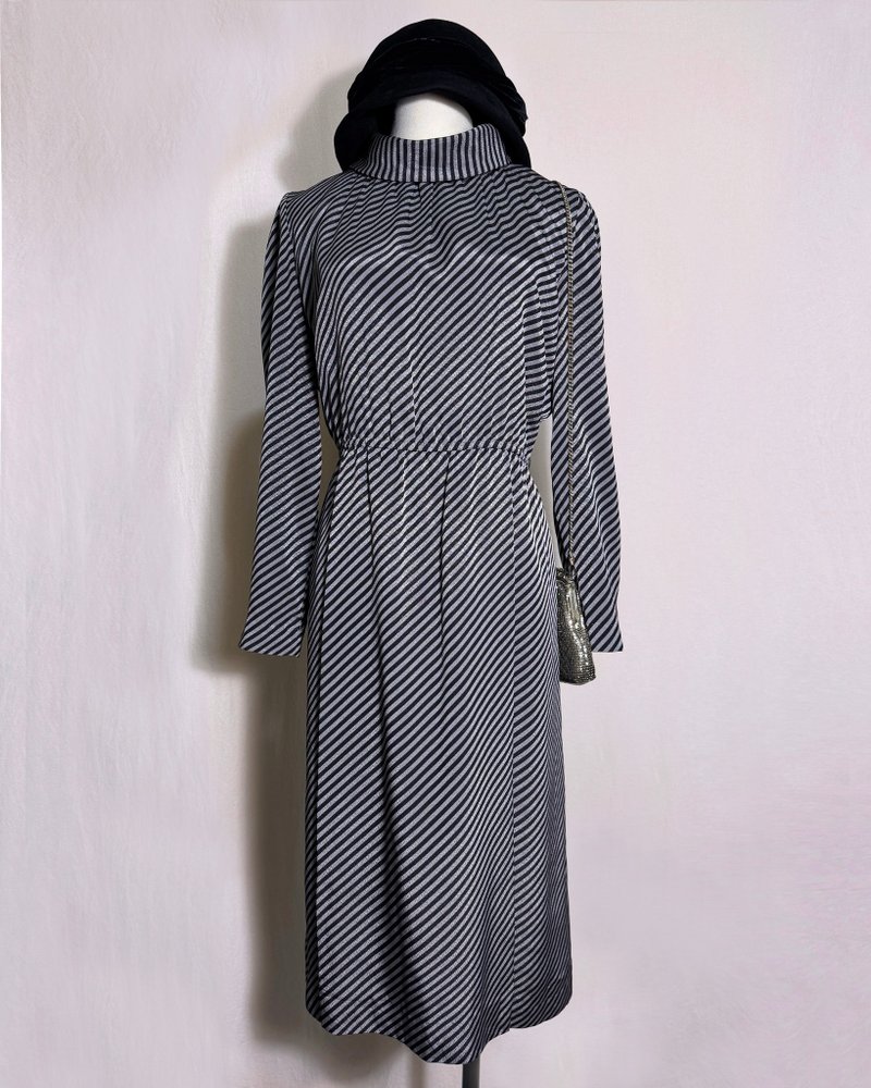 翻领斜纹微光泽长袖古着洋装/ 国外带回 VINTAGE - 洋装/连衣裙 - 聚酯纤维 黑色