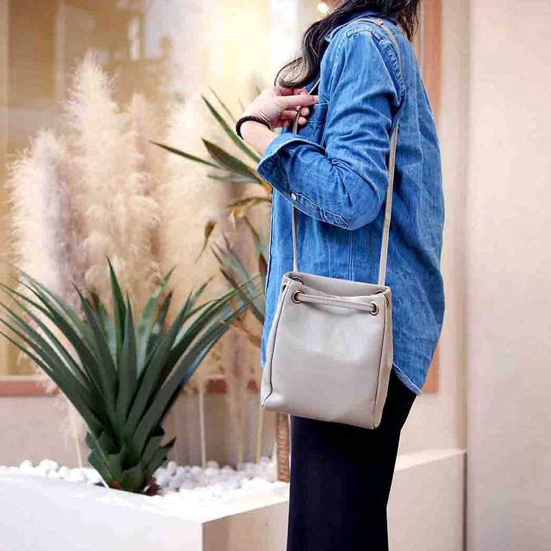 日系软质牛皮抽绳两用侧背/肩背包 Made in Japan by LESS DESIGN - 侧背包/斜挎包 - 真皮 