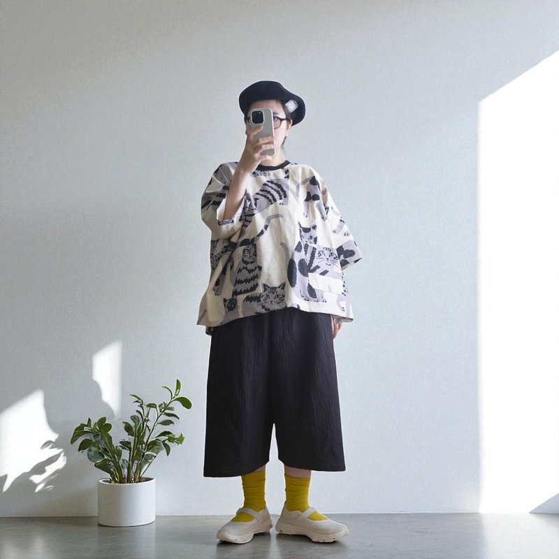 原色底大猫宽版T - 女装上衣 - 棉．麻 白色