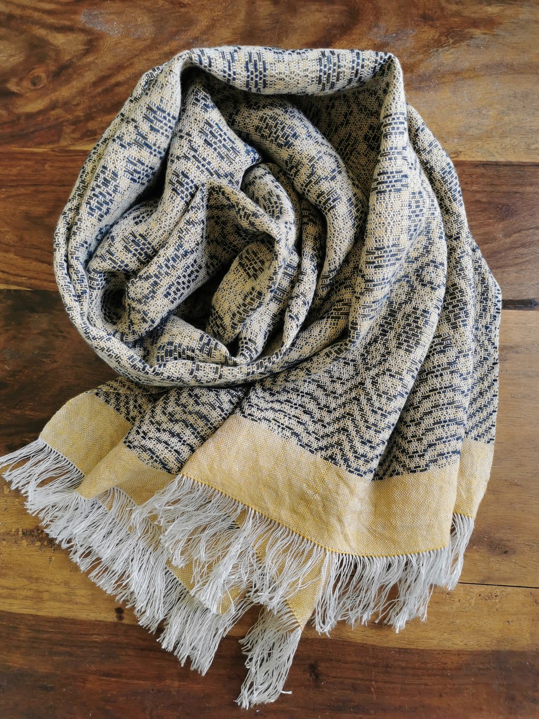 Handwoven by Carina | 手织蚕丝亚麻精致披肩 - 围巾/披肩 - 丝．绢 黄色