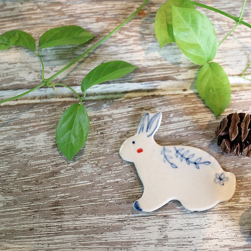 Rabbit in the moon brooch - 胸针 - 陶 