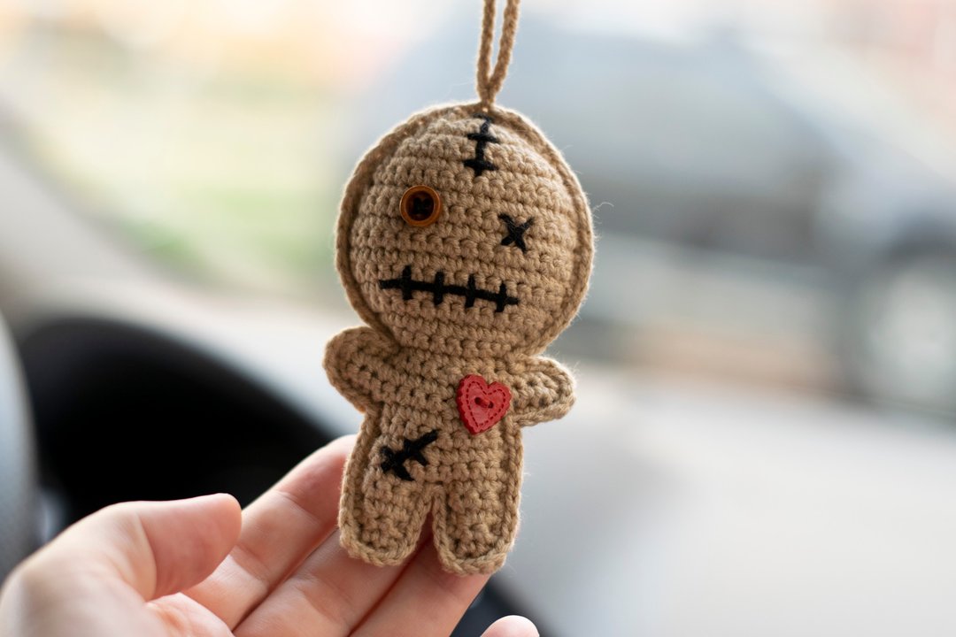 Voodoo Doll car accessory, rear view mirror charm, pendant, hear 平安車掛, 针织玩具 汽車用品 - 吊饰 - 棉 红色