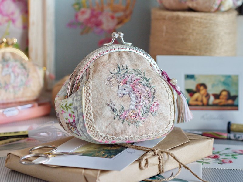 Handmade quilted pouch, purse with Vintage Unicorn micro cross stitching - 其他 - 环保材料 粉红色