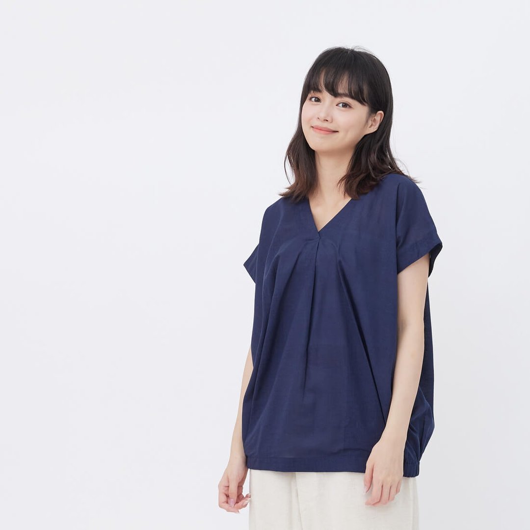 Vera V領落肩寬袖棉質上衣/深藍 - 女装上衣 - 棉．麻 蓝色