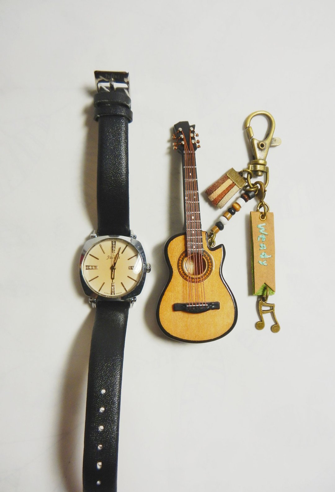 【缺角吉他】mini guitar 质感迷你模型吊饰 支持香港反送中 - 吊饰 - 木头 红色
