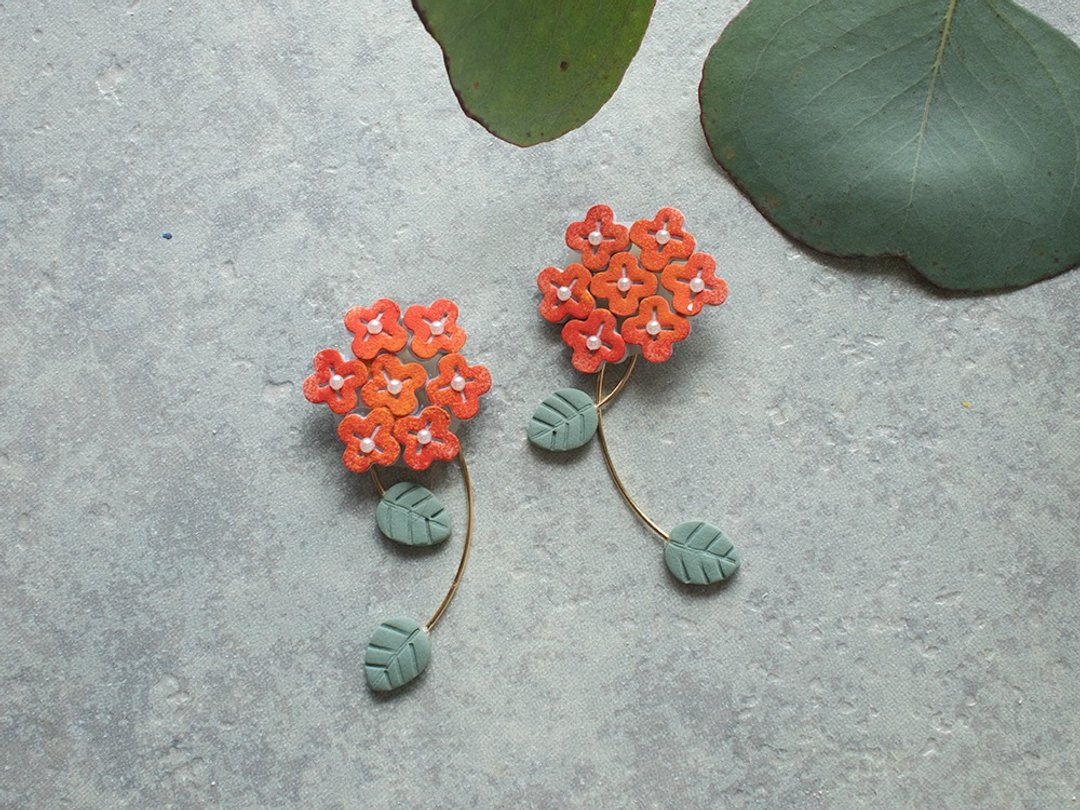 Earrings with leaf charm / sunset color / orange - 耳环/耳夹 - 粘土 橘色