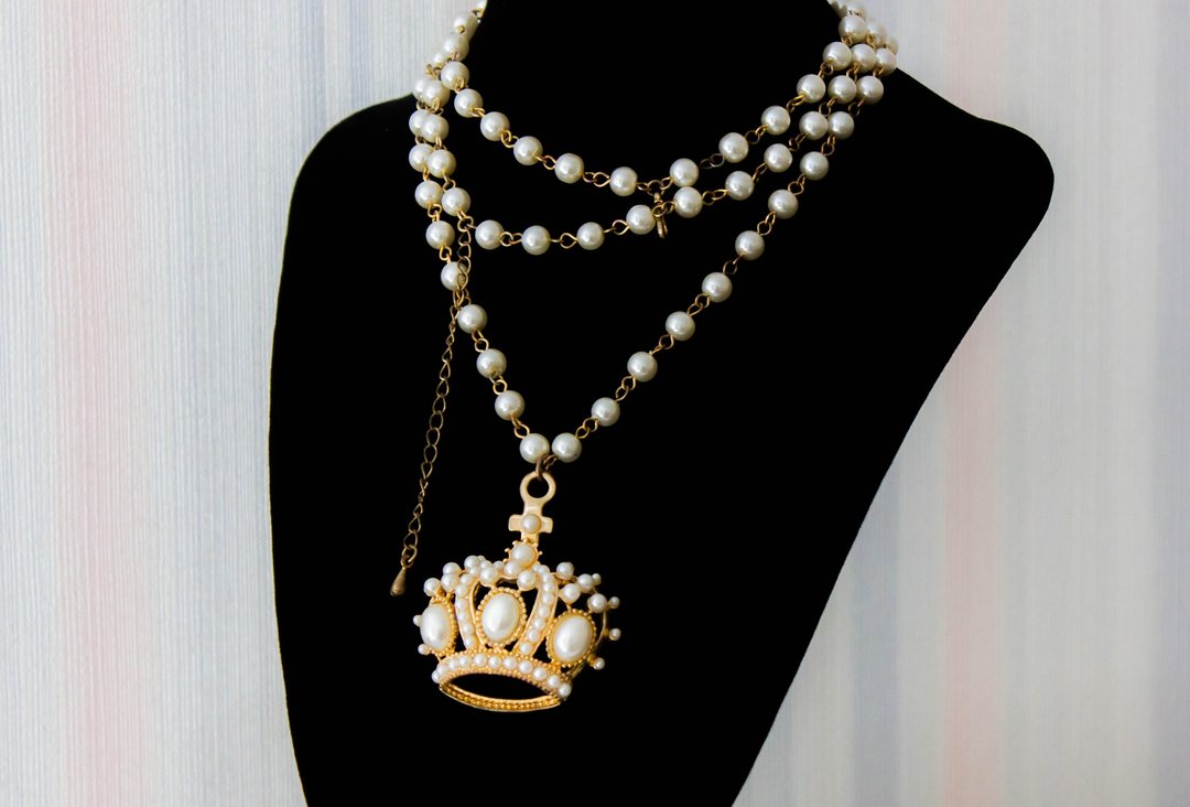 Queen crown necklace Gold crown necklace Pearl crown pendant - 项链 - 其他材质 金色