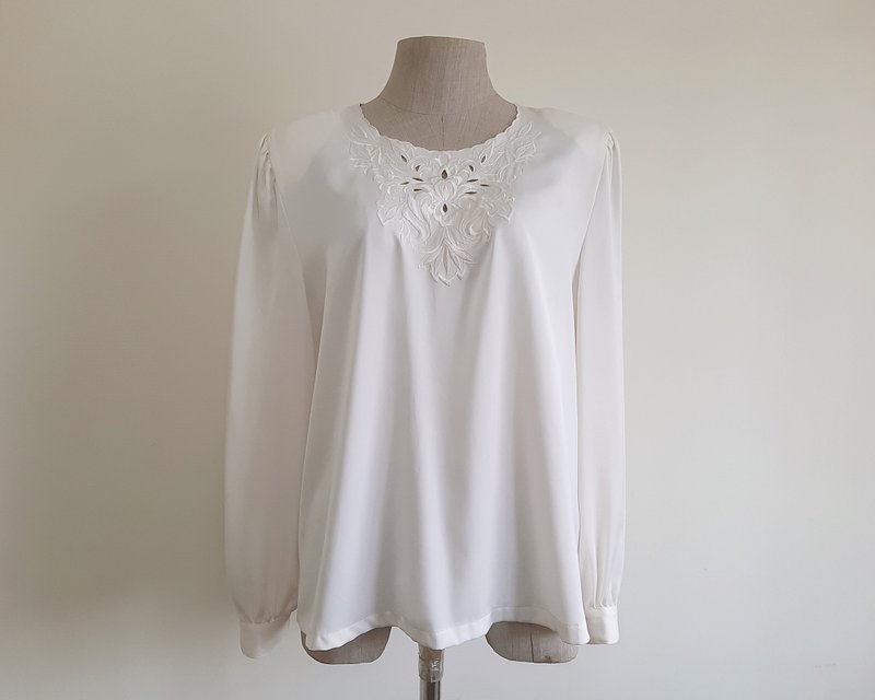 M号 复古奶油色刺绣衬衫 女款长喇叭袖上衣 可爱衬衫 - 女装上衣 - 聚酯纤维 