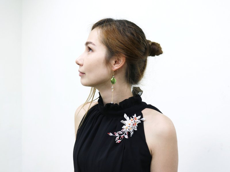 桐喜别针 Tung Blossom pin - 胸针 - 绣线 白色