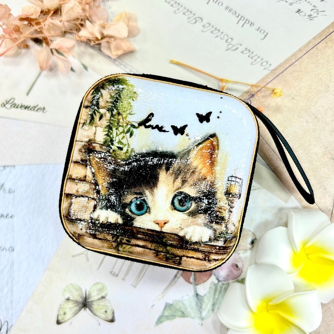 【手工制作】偷偷看小猫 – AirPods / Pro 耳机壳 小型收纳盒 - 耳机收纳 - 其他金属 绿色