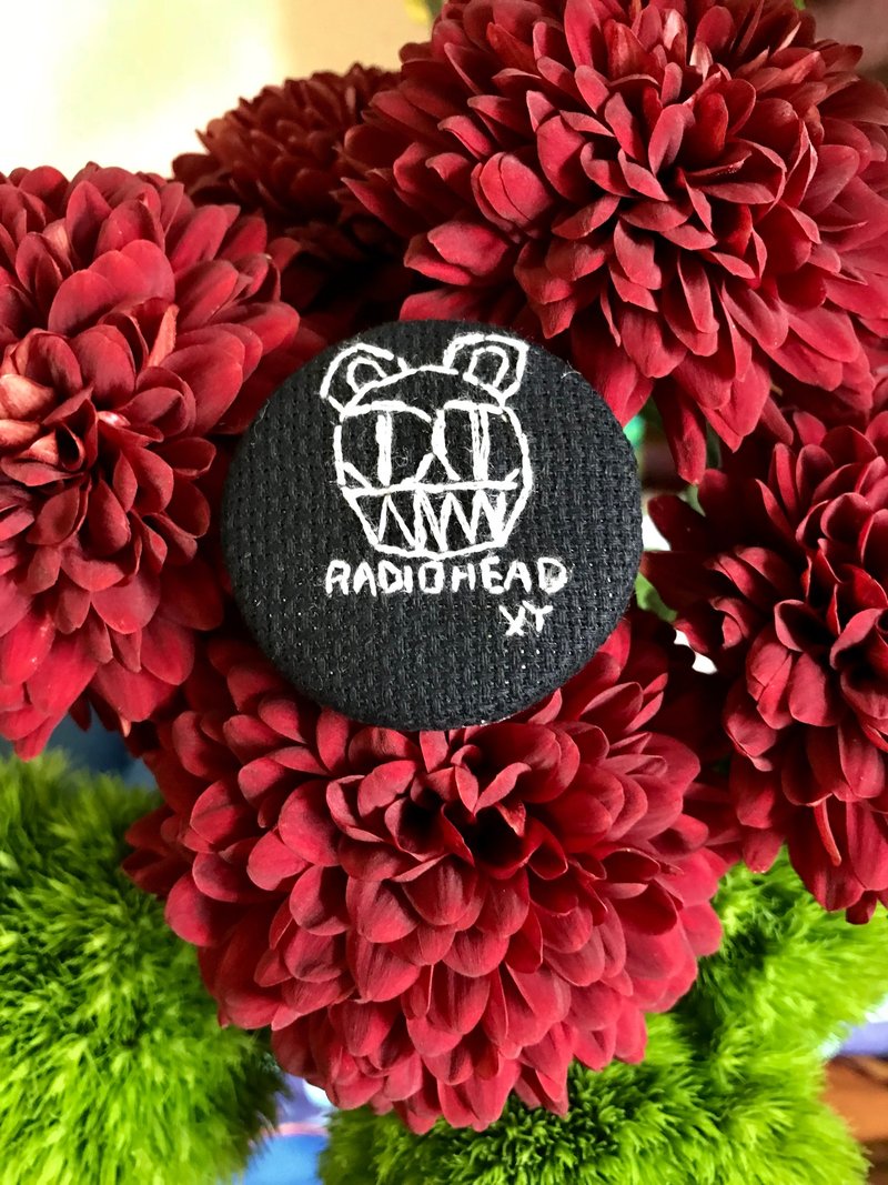 Wednesdayy手工刺绣英国疯乐团胸针 - 胸针 - 绣线 黑色