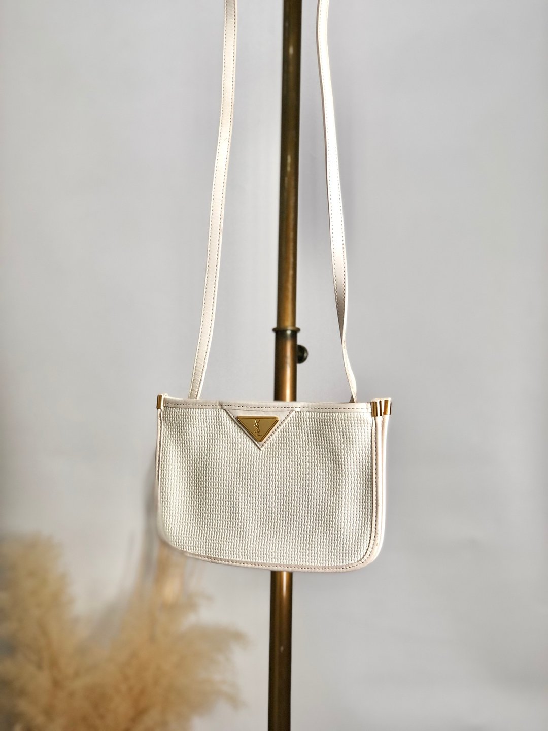 【日本直送 中古包】Yves Saint Laurent イヴ・サンローラン 压克力饰牌 缀饰 亮面皮革 侧背包 简约白色 复古怀旧 k55nev - 侧背包/斜挎包 - 真皮 白色