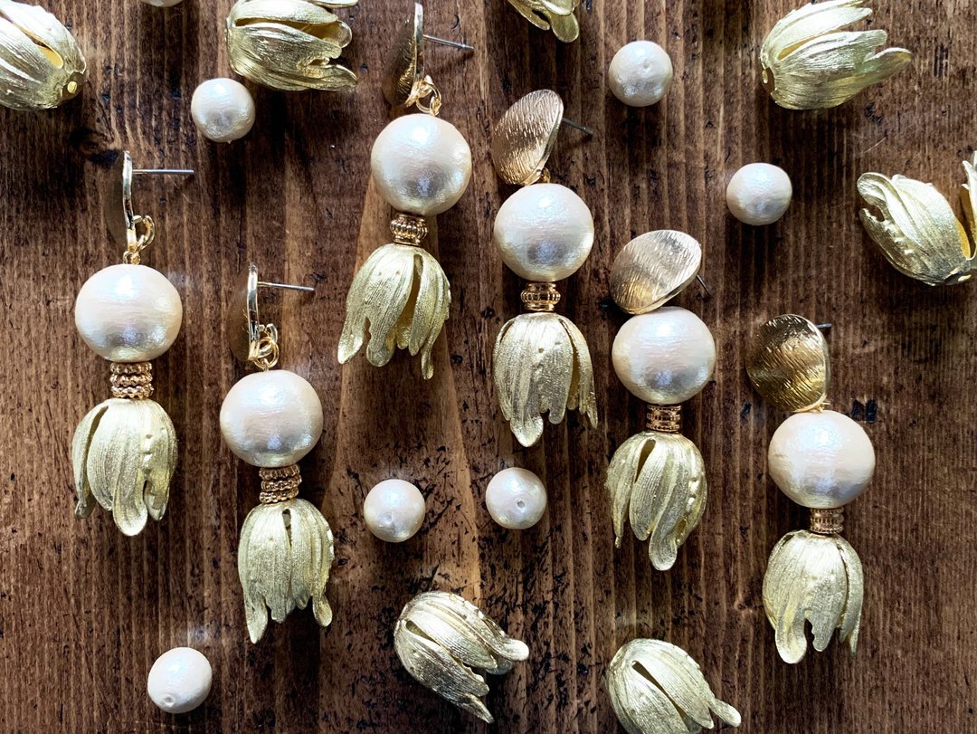 Gold and swaying cotton pearl earrings Vol.2 - 耳环/耳夹 - 其他金属 金色