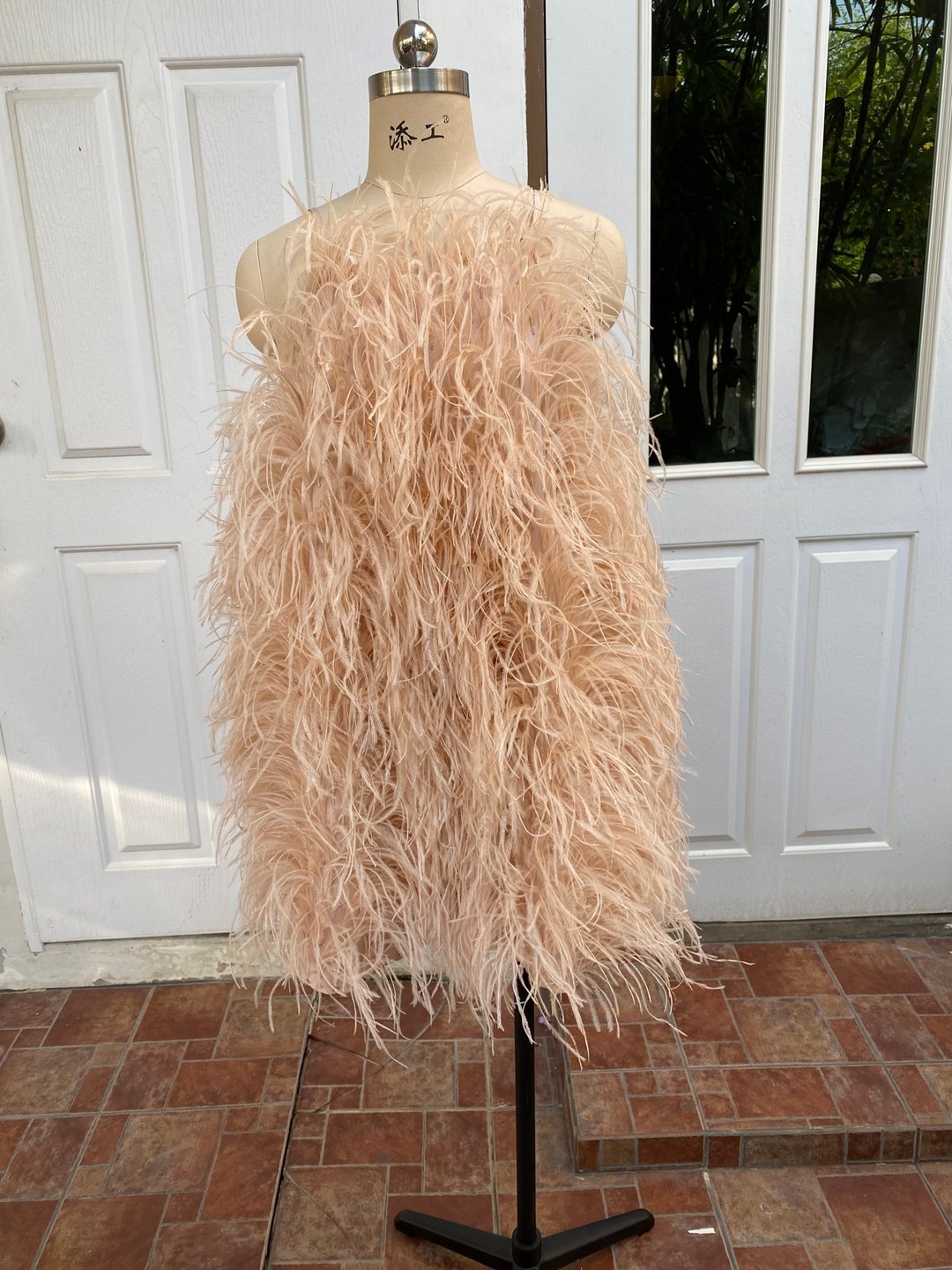 Amanda beige feathers halter dress for women - 洋装/连衣裙 - 羽绒 咖啡色