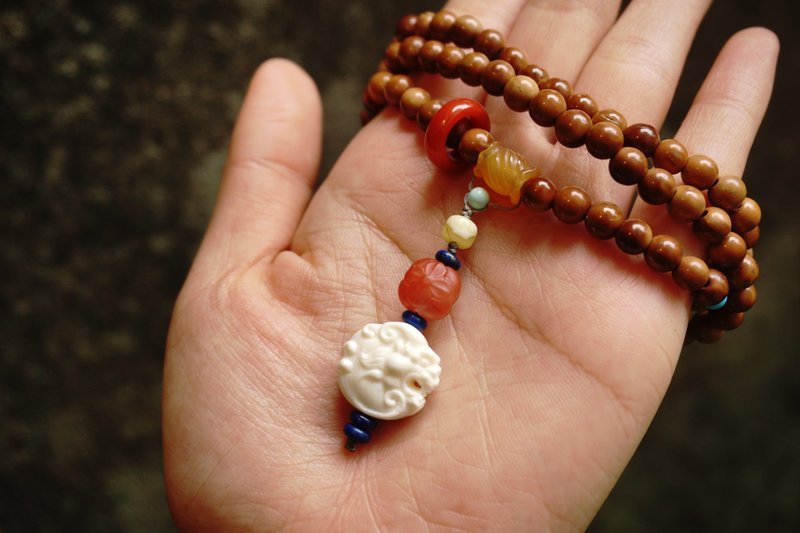 天然库克猛犸雕刻吊坠串珠 绿松石、青金石、南红玛瑙、蜜蜡 - 项链 - 木头 卡其色