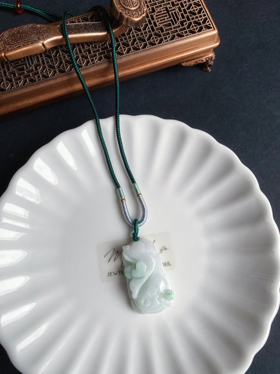 天然缅甸玉翡翠 白底青飘阳绿 荷叶鱼 翡翠 礼物 天然石 项链 - 吊饰 - 玉石 绿色